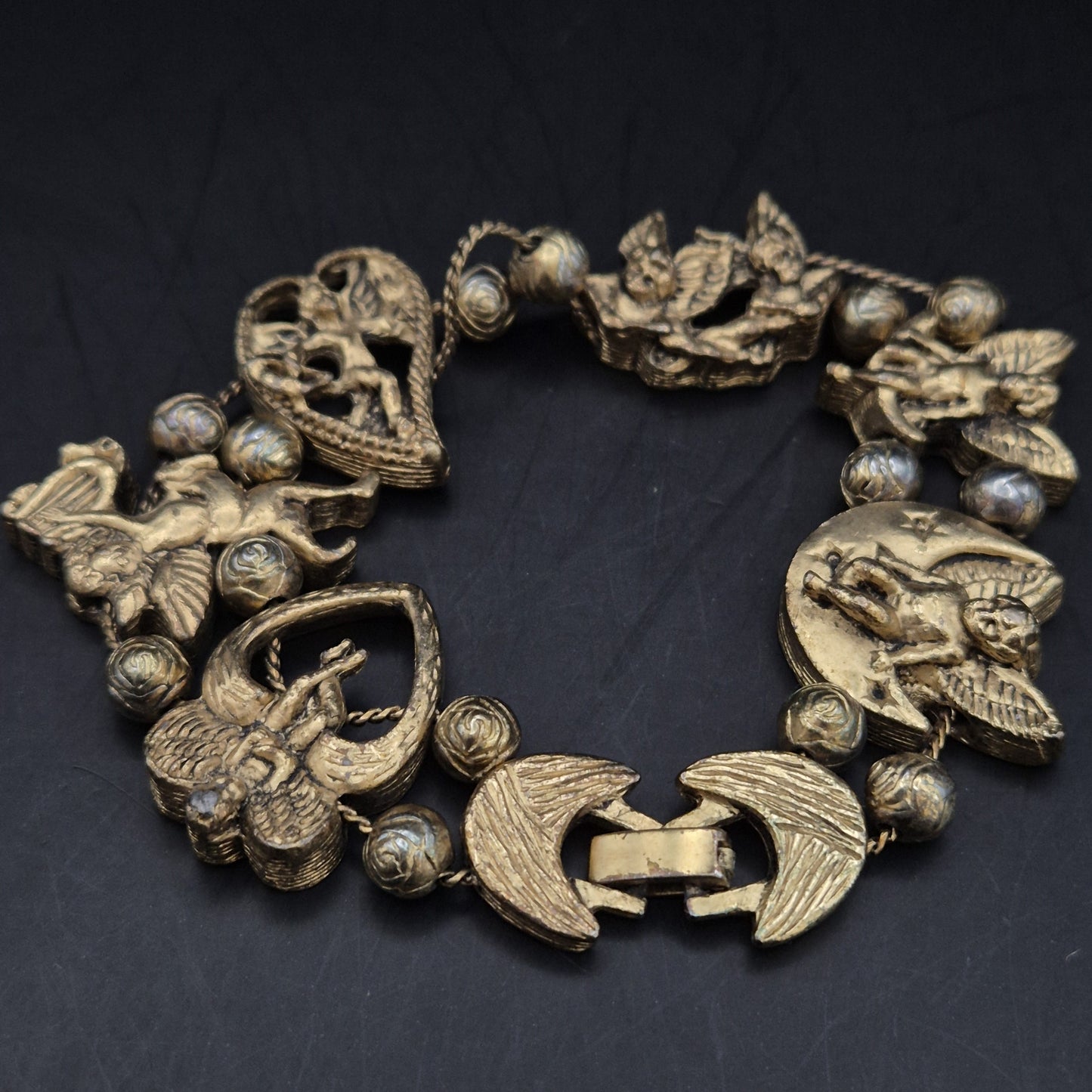 Charmantes TOFA Damen Armband – Vintage Engel & Herz Design in Goldoptik