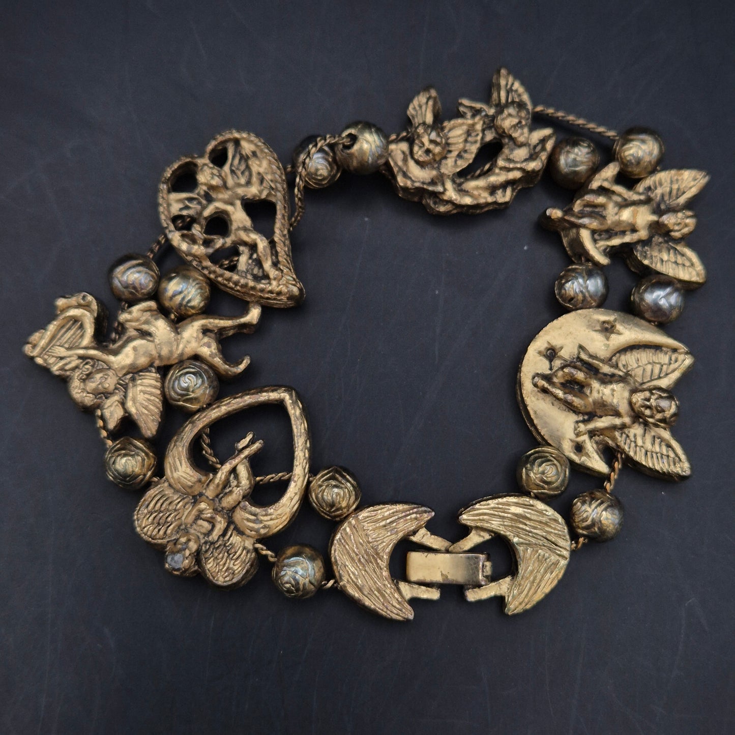 Charmantes TOFA Damen Armband – Vintage Engel & Herz Design in Goldoptik