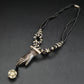 Exklusive Damen Kette mit Hand-Anhänger – Vintage-Stil in Schwarz & Silber