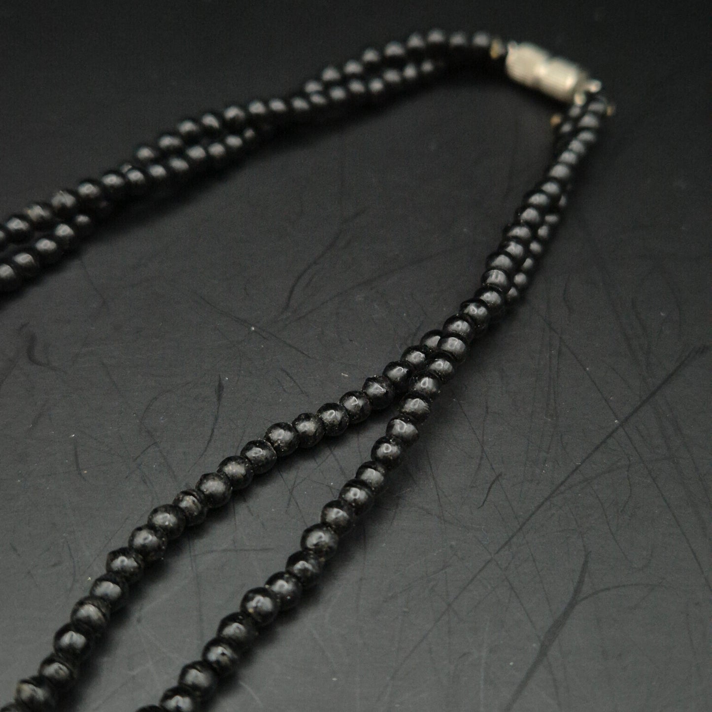 Exklusive Damen Kette mit Hand-Anhänger – Vintage-Stil in Schwarz & Silber