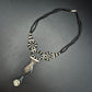 Exklusive Damen Kette mit Hand-Anhänger – Vintage-Stil in Schwarz & Silber