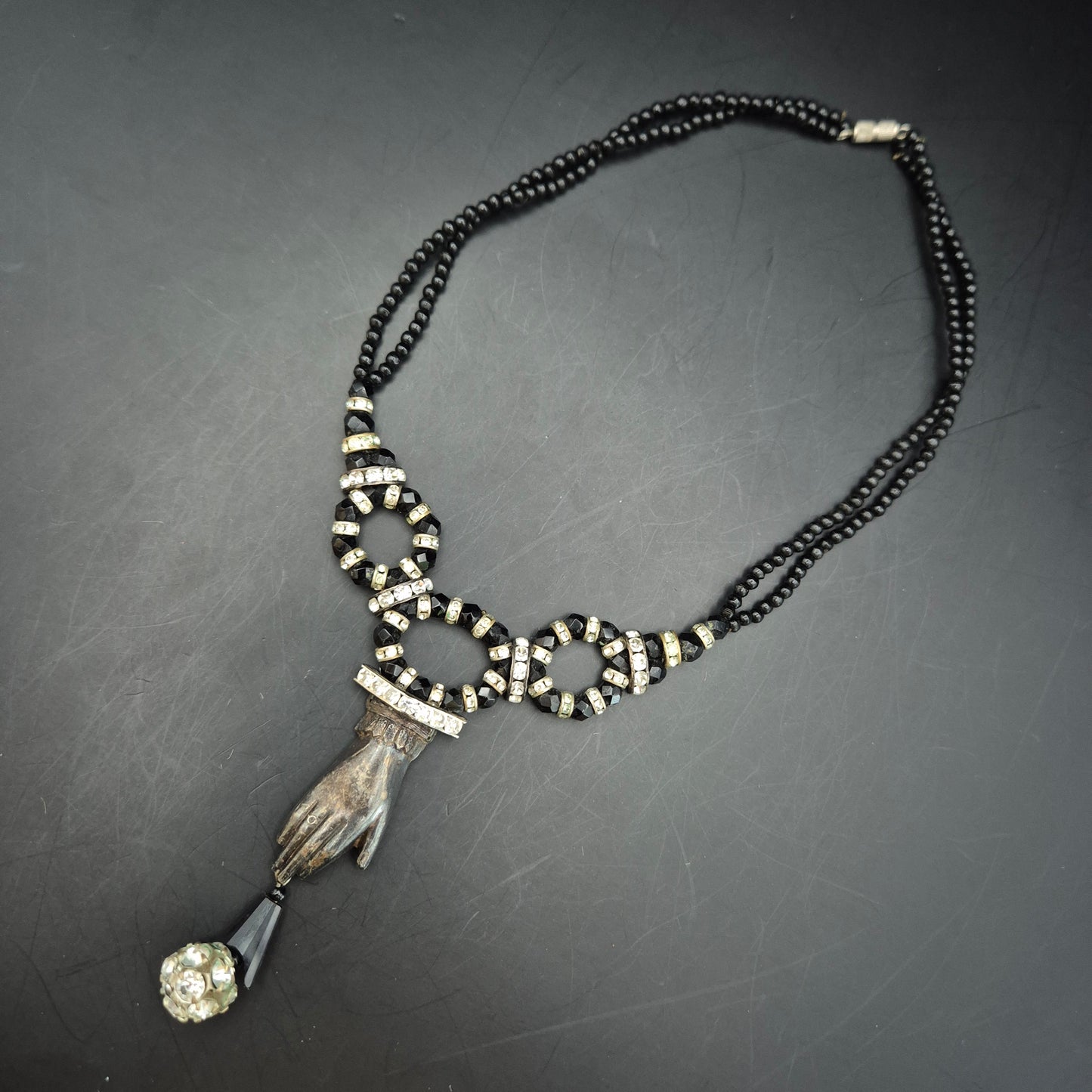 Exklusive Damen Kette mit Hand-Anhänger – Vintage-Stil in Schwarz & Silber