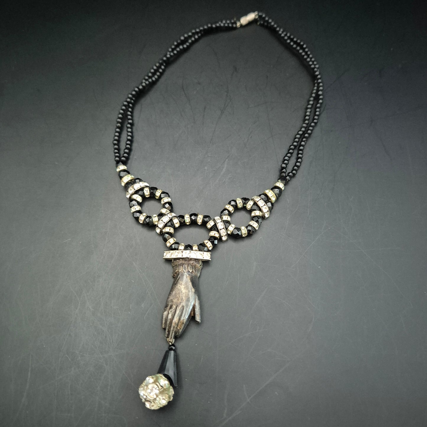 Exklusive Damen Kette mit Hand-Anhänger – Vintage-Stil in Schwarz & Silber
