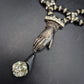 Exklusive Damen Kette mit Hand-Anhänger – Vintage-Stil in Schwarz & Silber