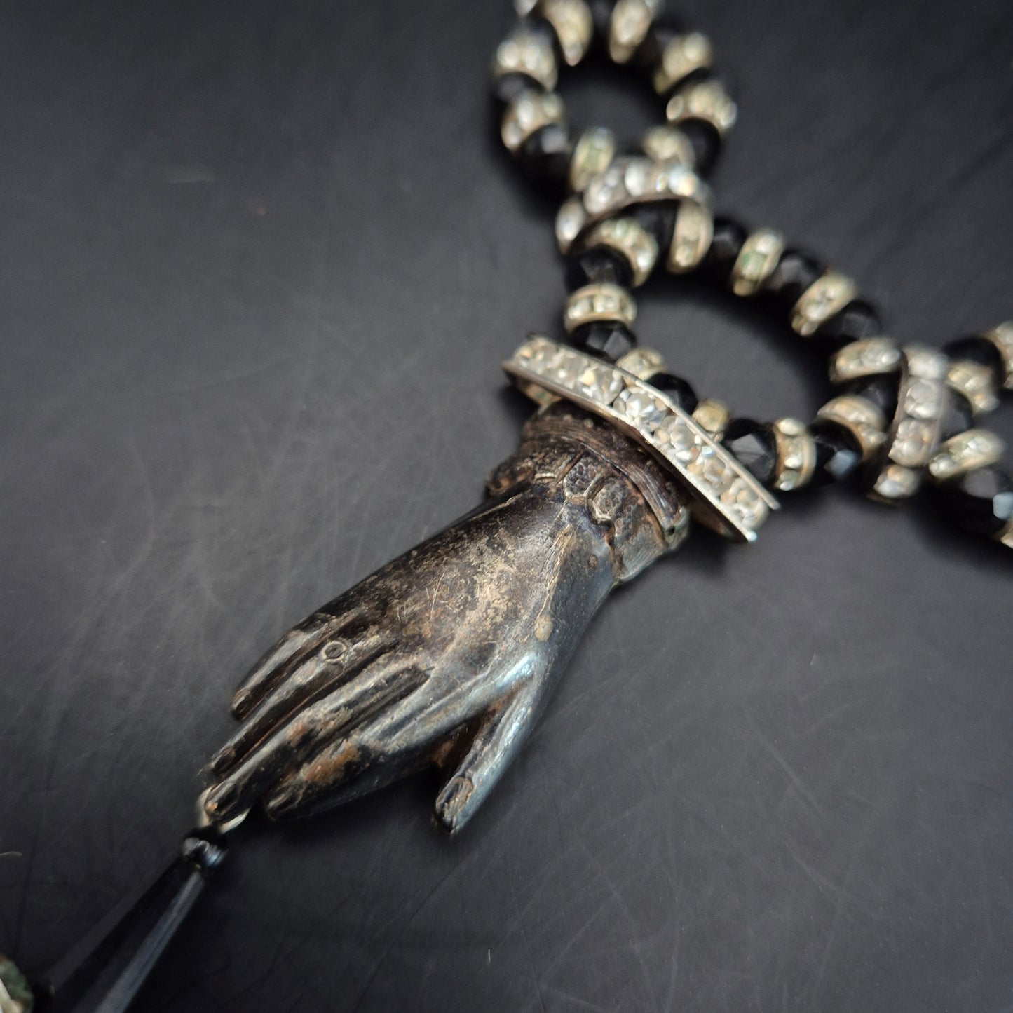 Exklusive Damen Kette mit Hand-Anhänger – Vintage-Stil in Schwarz & Silber