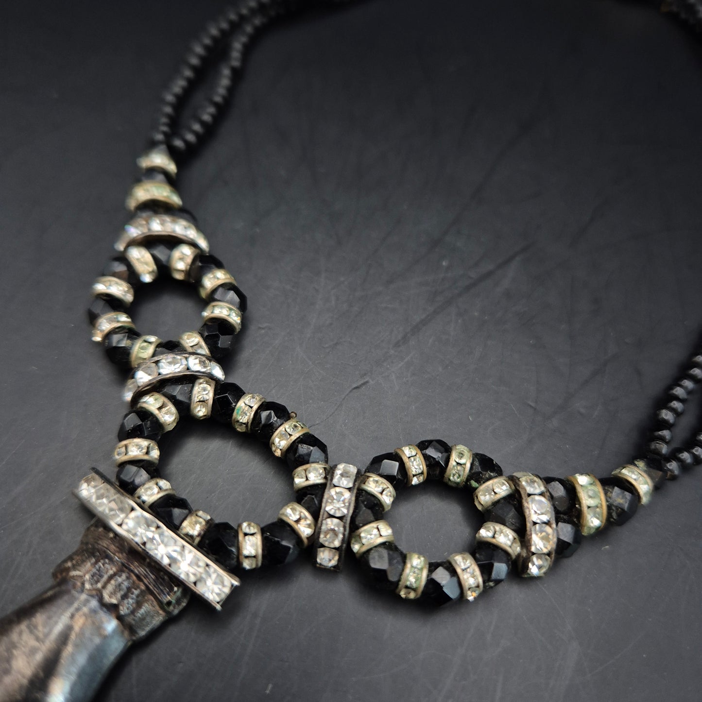 Exklusive Damen Kette mit Hand-Anhänger – Vintage-Stil in Schwarz & Silber