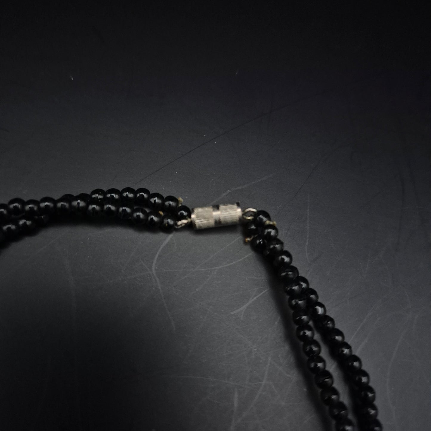 Exklusive Damen Kette mit Hand-Anhänger – Vintage-Stil in Schwarz & Silber