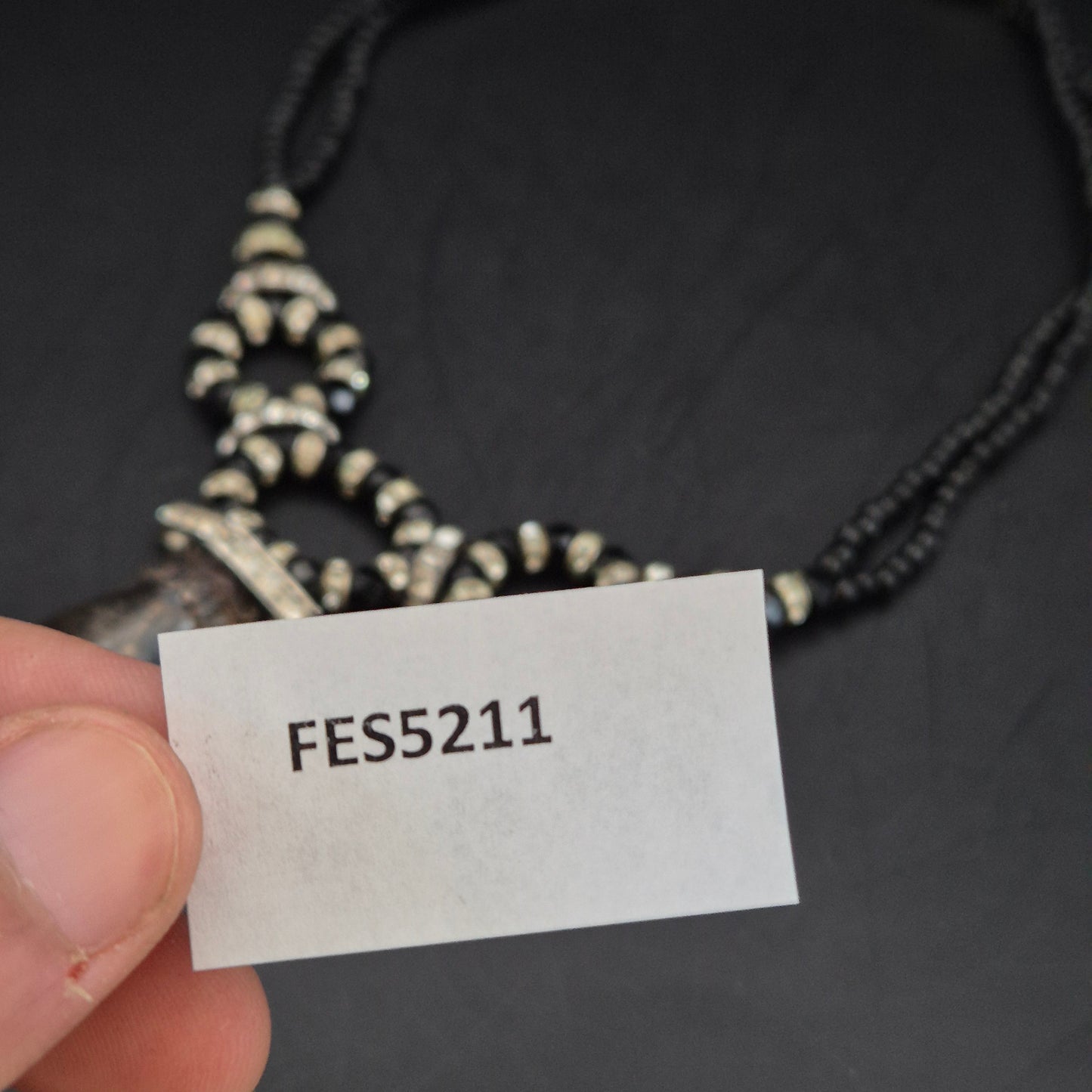 Exklusive Damen Kette mit Hand-Anhänger – Vintage-Stil in Schwarz & Silber