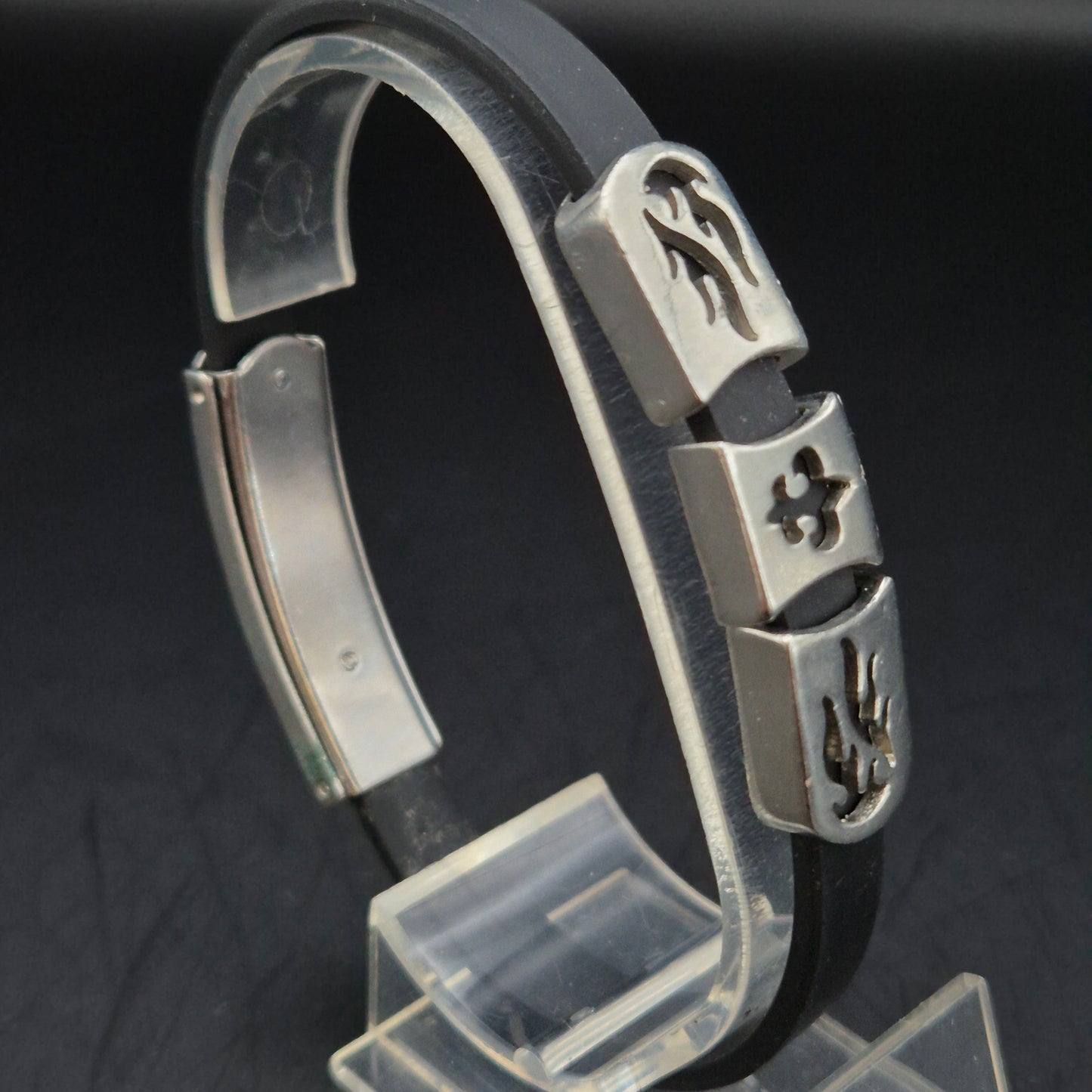 Modernes Herren Armband – Schwarzes Kautschuk mit Tribal-Elementen