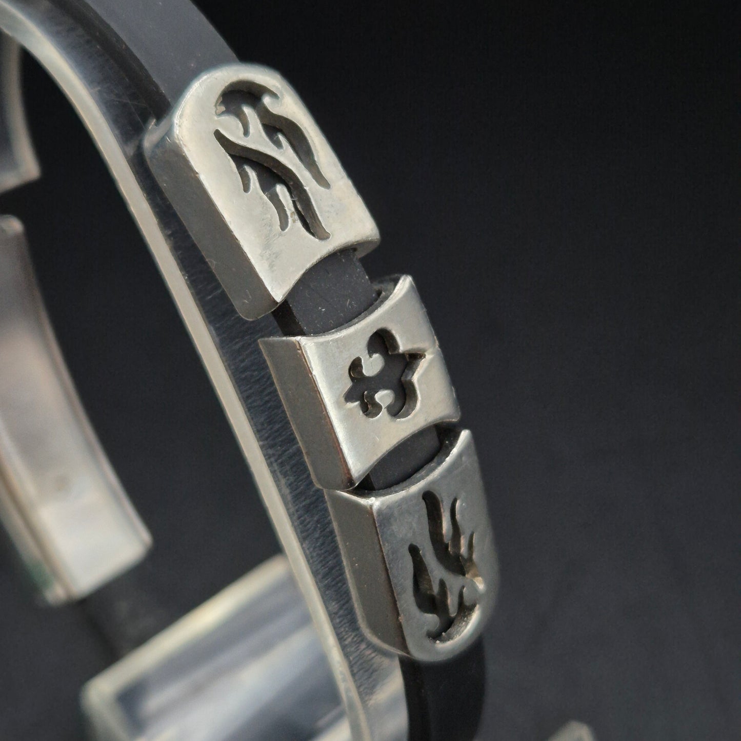Modernes Herren Armband – Schwarzes Kautschuk mit Tribal-Elementen