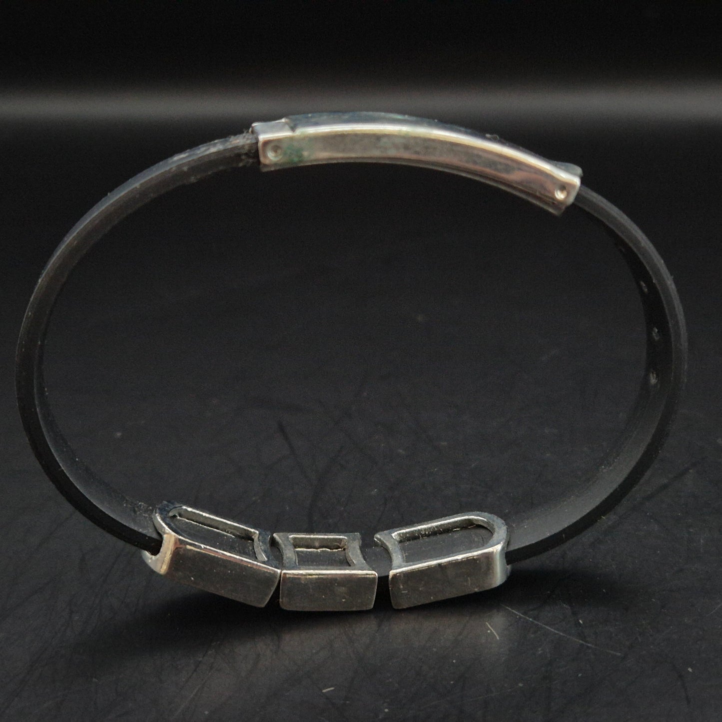 Modernes Herren Armband – Schwarzes Kautschuk mit Tribal-Elementen