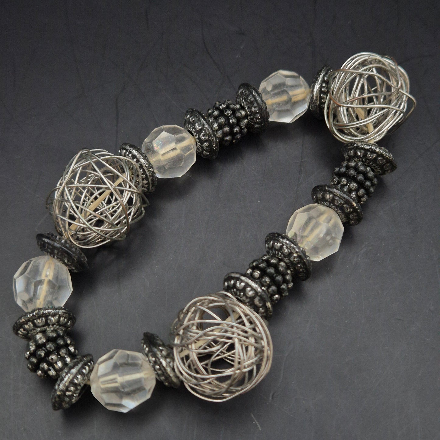 Extravagantes Damen Armband – Silberfarbene Drahtkugeln & Facettierte Perlen