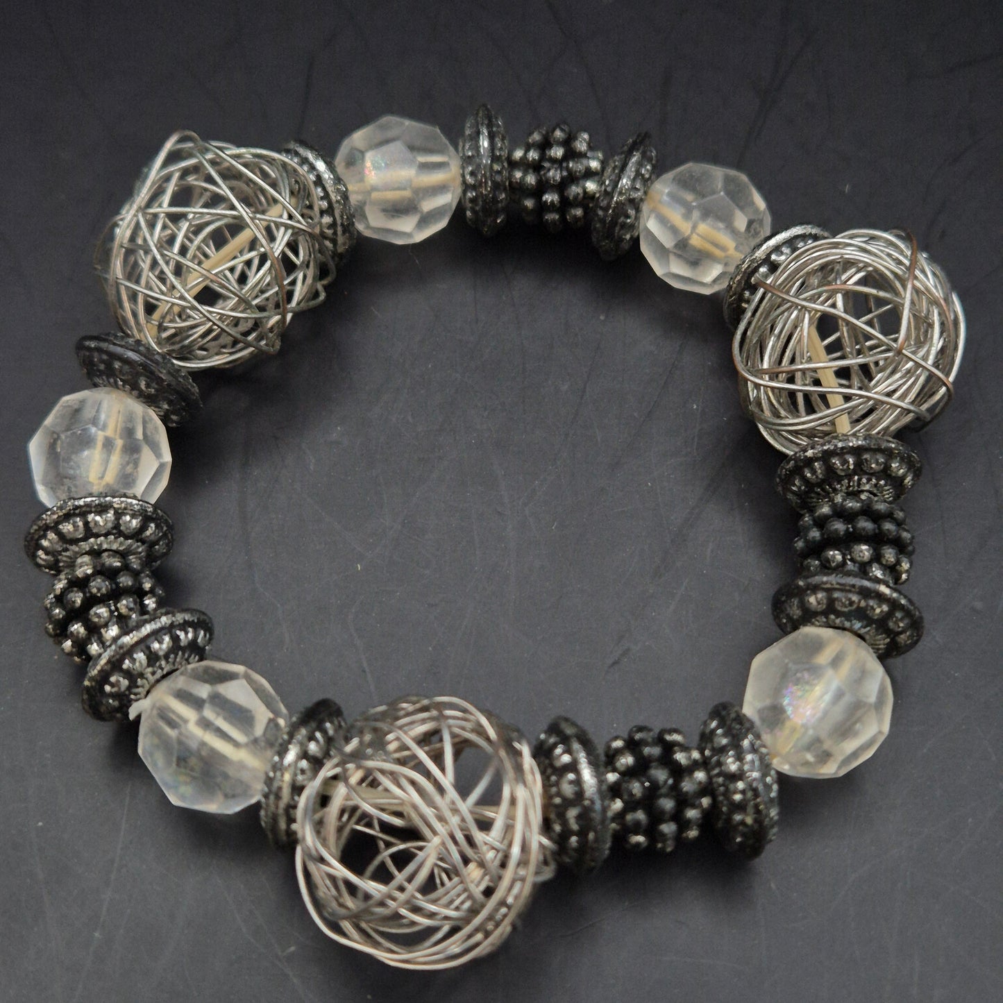 Extravagantes Damen Armband – Silberfarbene Drahtkugeln & Facettierte Perlen