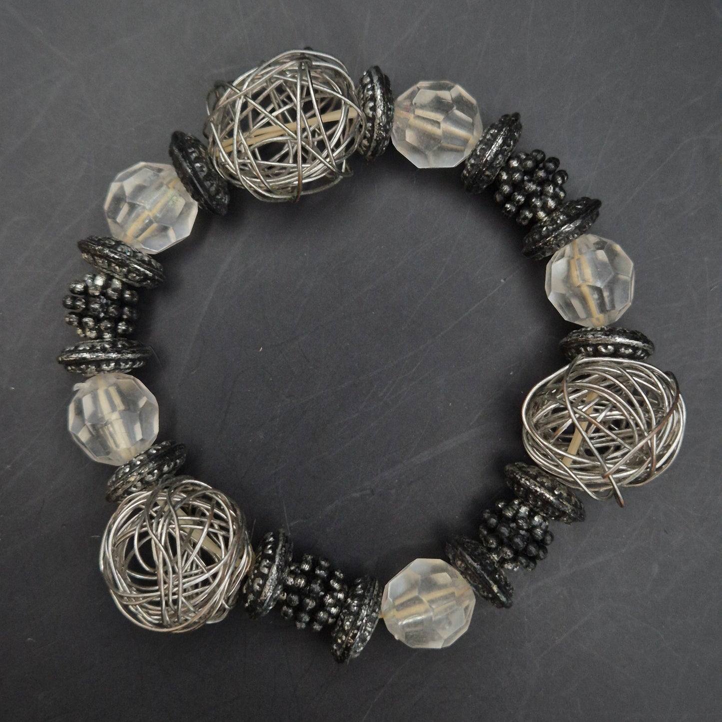 Extravagantes Damen Armband – Silberfarbene Drahtkugeln & Facettierte Perlen