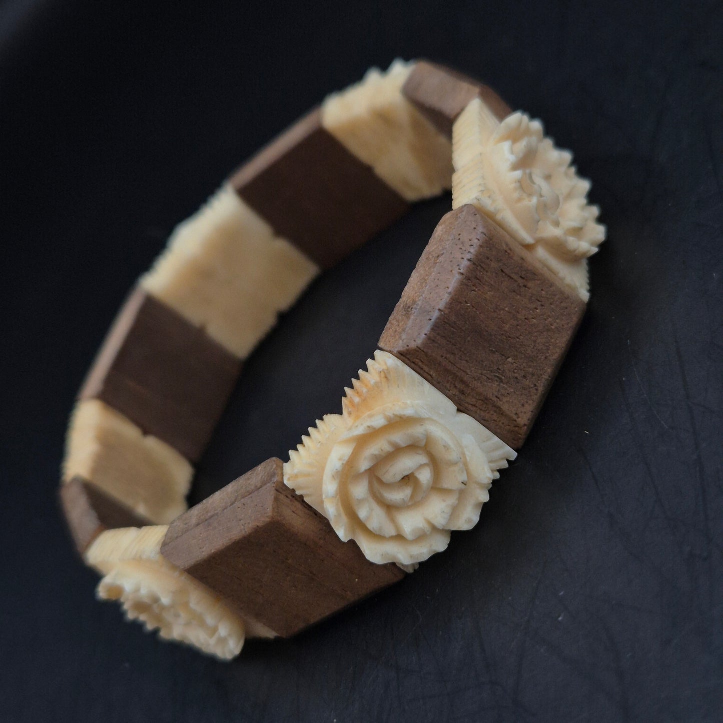 Exotisches Armband mit Rosen-Schnitzereien – Vintage Look in Braun & Natur