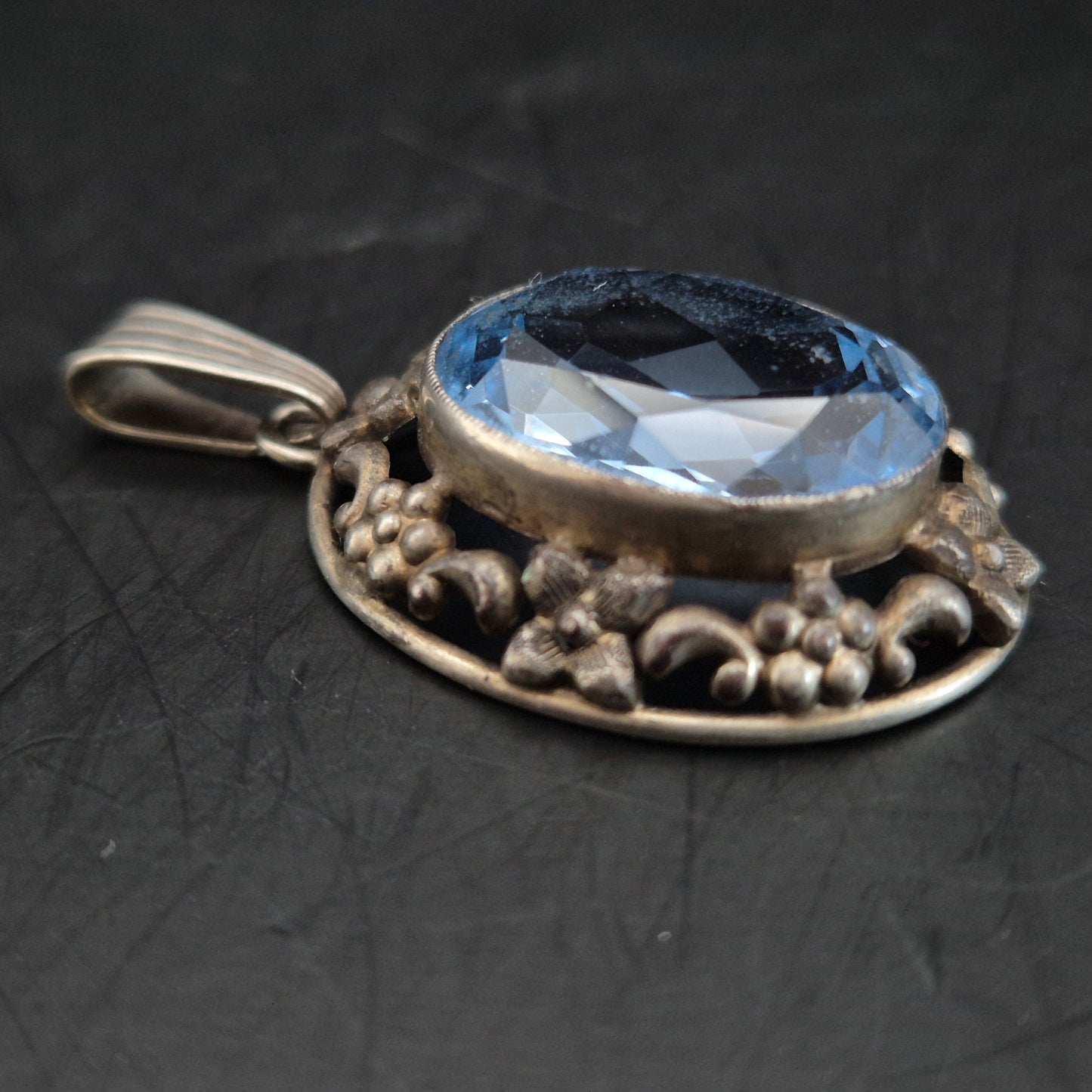 Antiker 835 Silber Anhänger – Kunstvolles Blumen Dekor mit blauem Stein