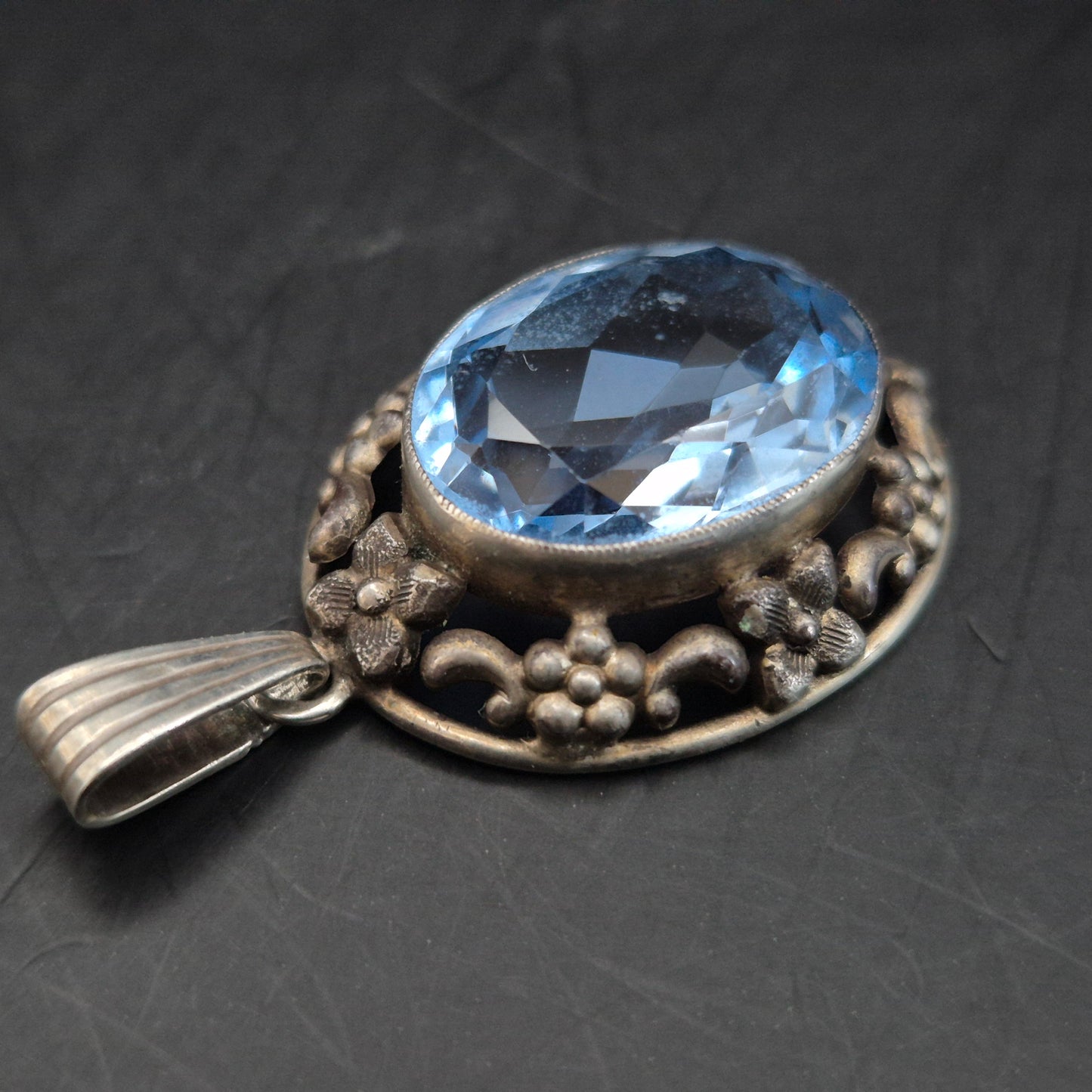 Antiker 835 Silber Anhänger – Kunstvolles Blumen Dekor mit blauem Stein