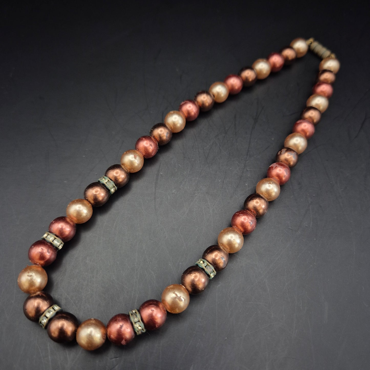 Elegante Damen Halskette – Perlen in Bronze- und Goldtönen