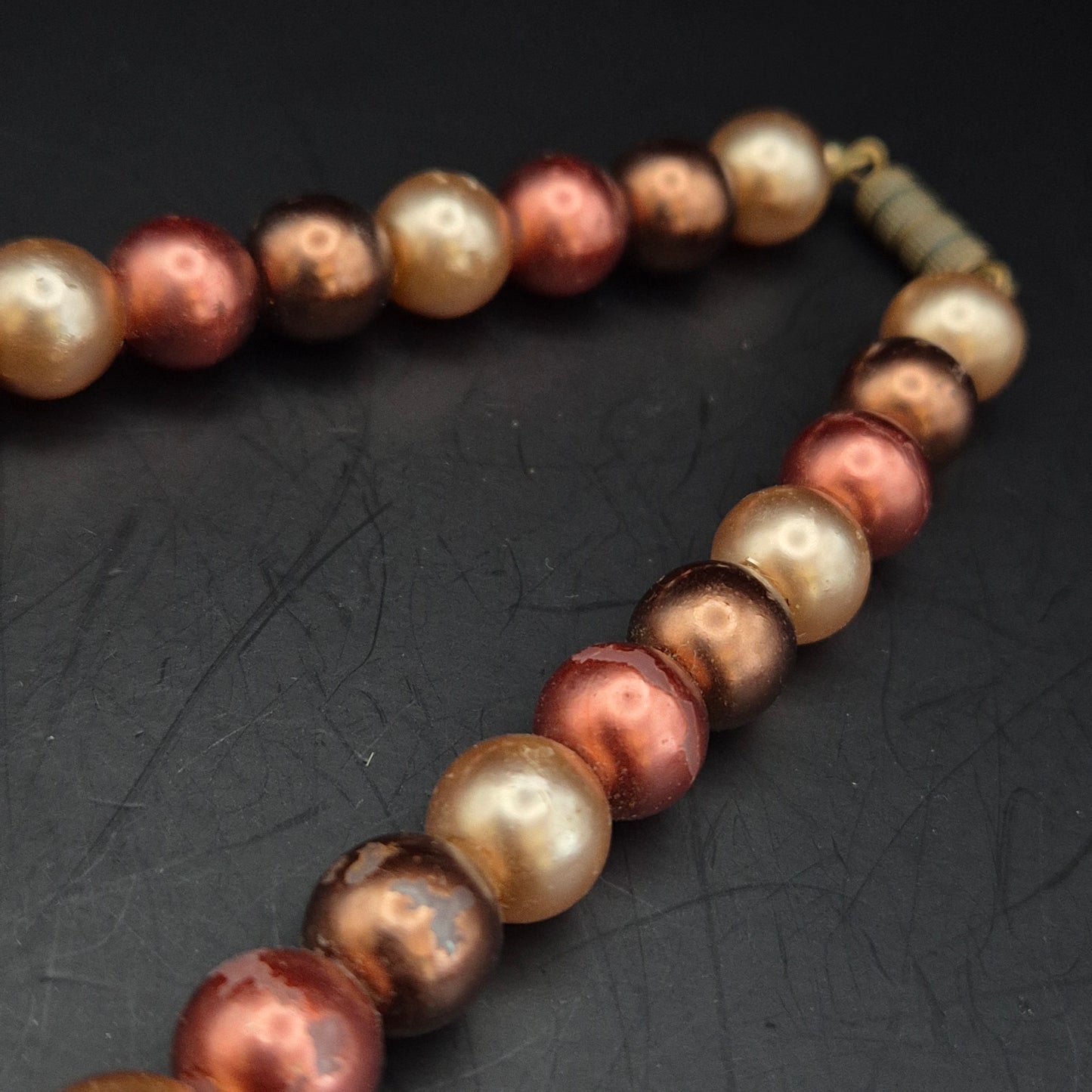 Elegante Damen Halskette – Perlen in Bronze- und Goldtönen