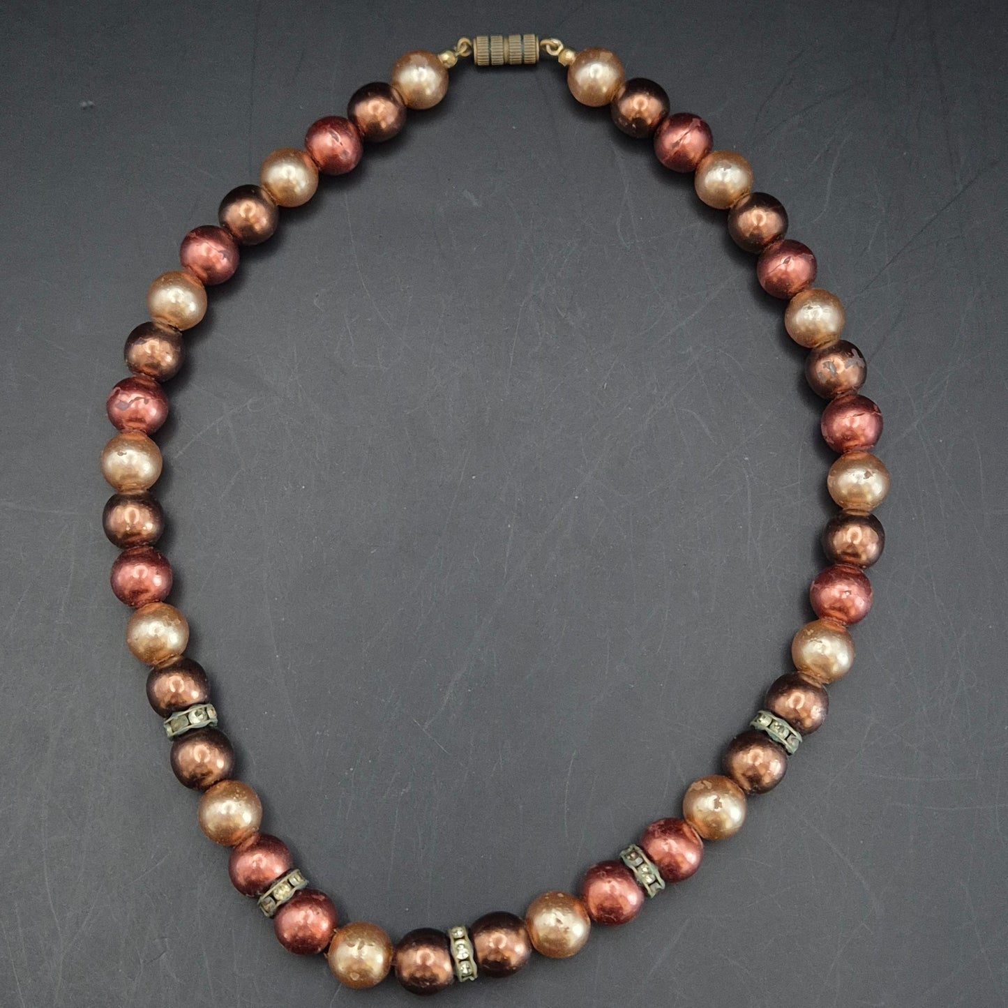 Elegante Damen Halskette – Perlen in Bronze- und Goldtönen