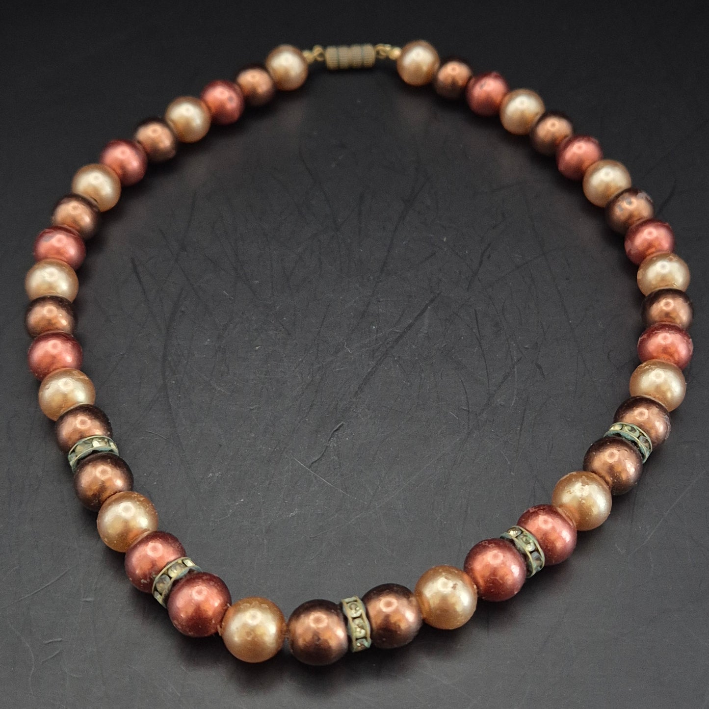 Elegante Damen Halskette – Perlen in Bronze- und Goldtönen