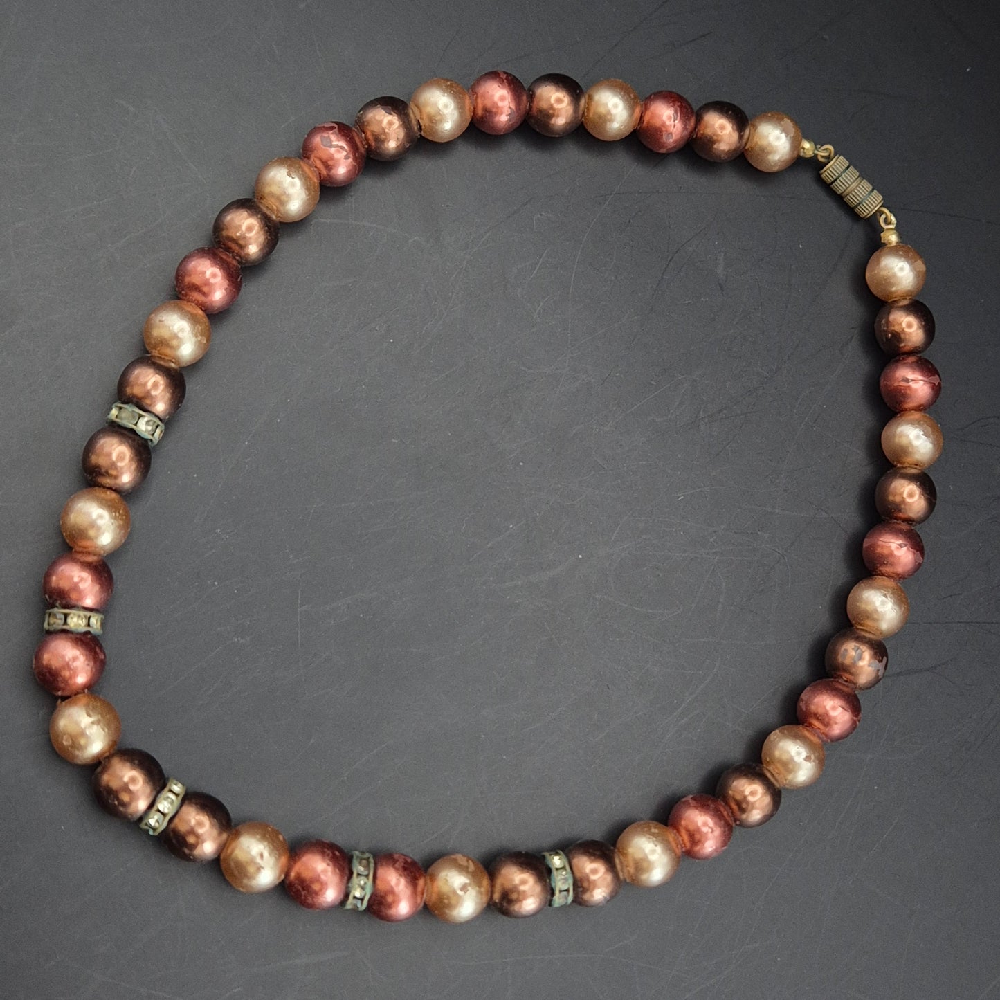 Elegante Damen Halskette – Perlen in Bronze- und Goldtönen