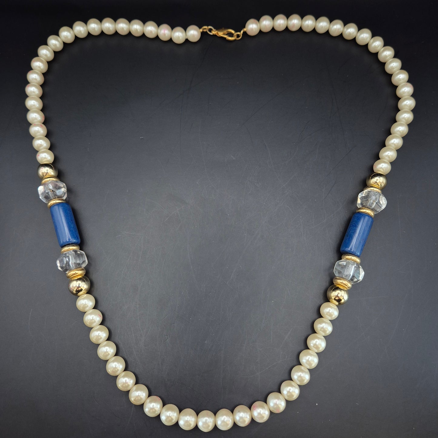 Edle Perlen Halskette mit blauen Akzenten – Klassisch & Elegant