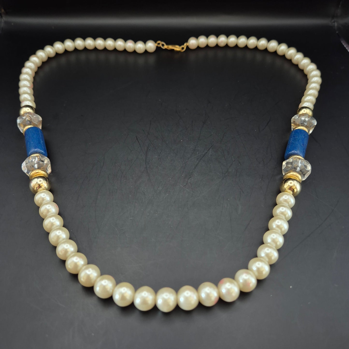 Edle Perlen Halskette mit blauen Akzenten – Klassisch & Elegant