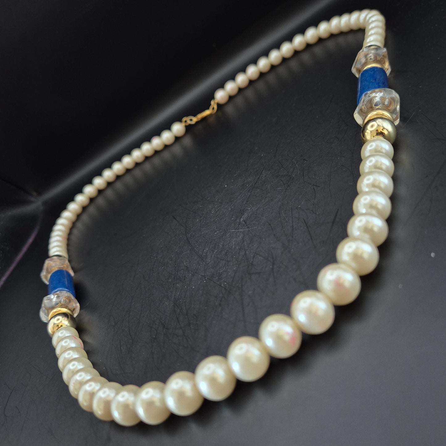 Edle Perlen Halskette mit blauen Akzenten – Klassisch & Elegant
