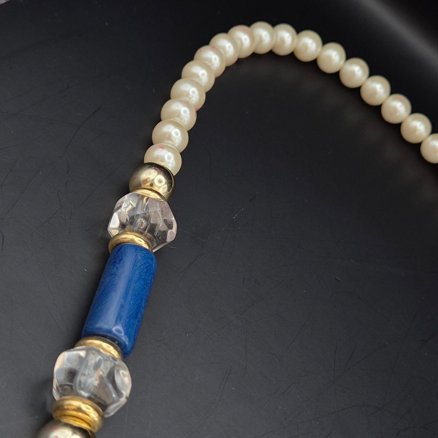 Edle Perlen Halskette mit blauen Akzenten – Klassisch & Elegant