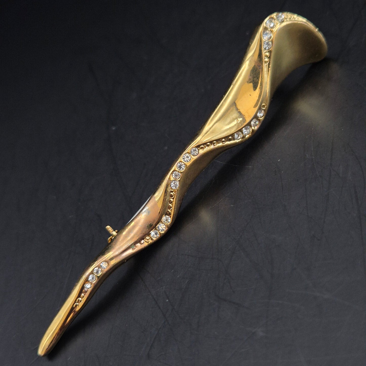 Elegante Goldene Brosche mit Strassbesatz – Geschwungene Form