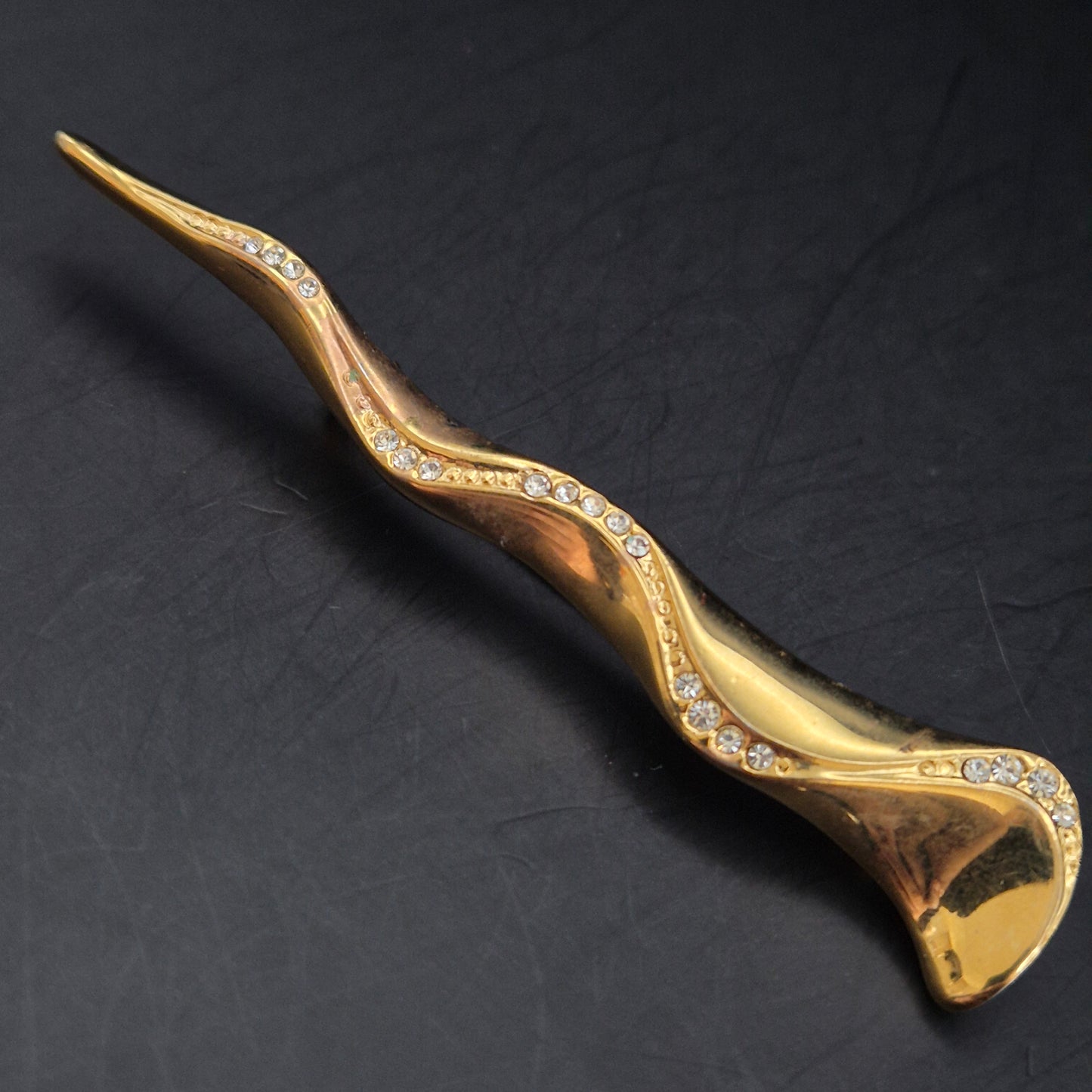 Elegante Goldene Brosche mit Strassbesatz – Geschwungene Form