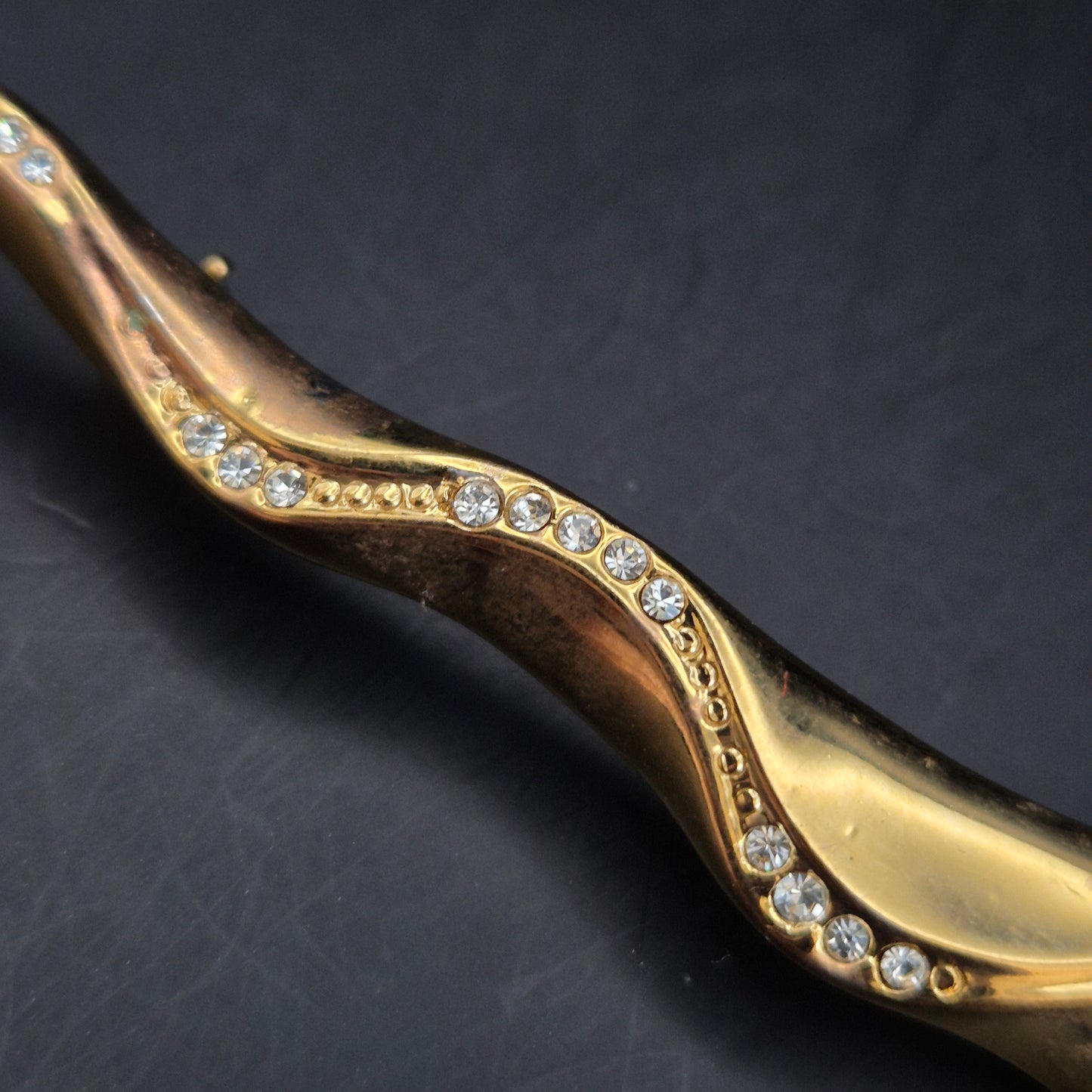 Elegante Goldene Brosche mit Strassbesatz – Geschwungene Form