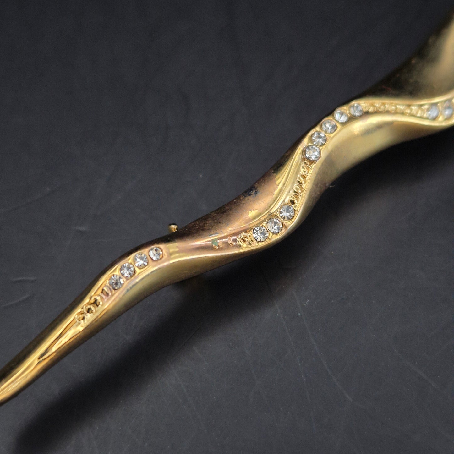 Elegante Goldene Brosche mit Strassbesatz – Geschwungene Form