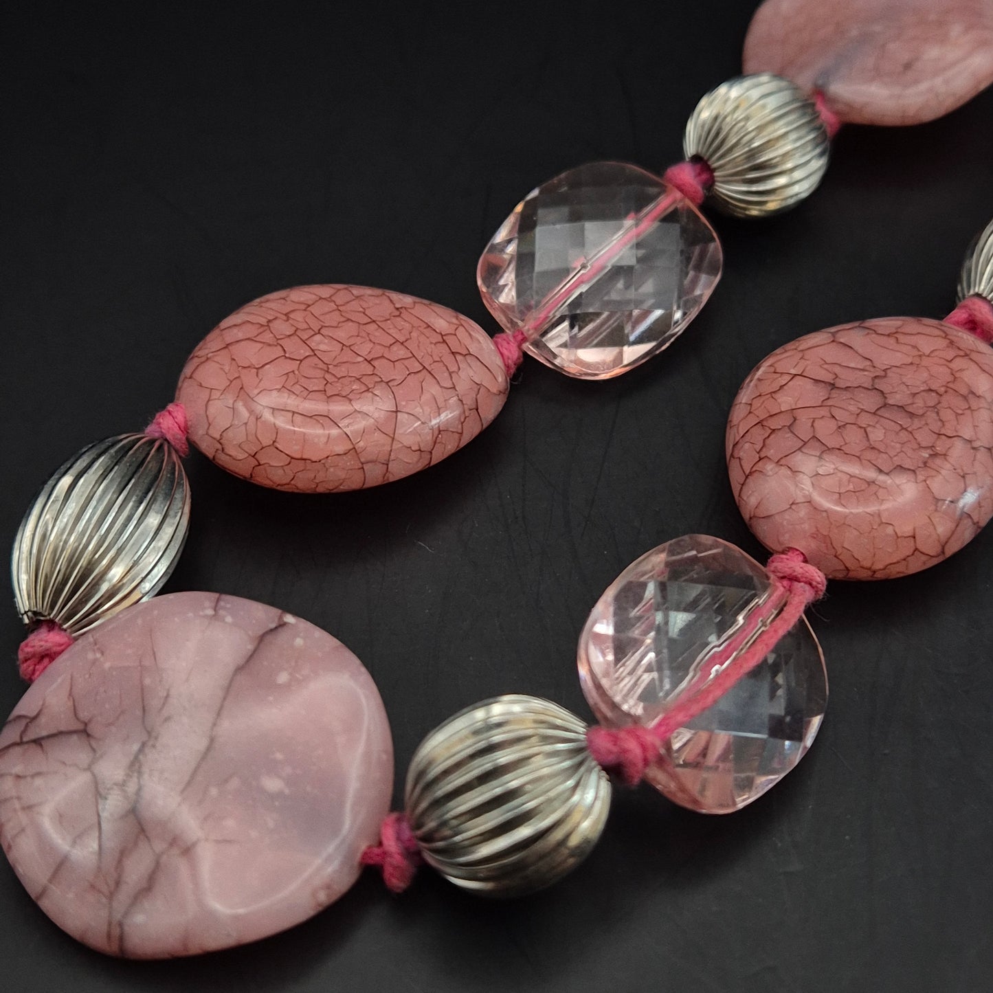 Moderne Damen Halskette – Verspieltes Design mit Rosa Schmucksteinen