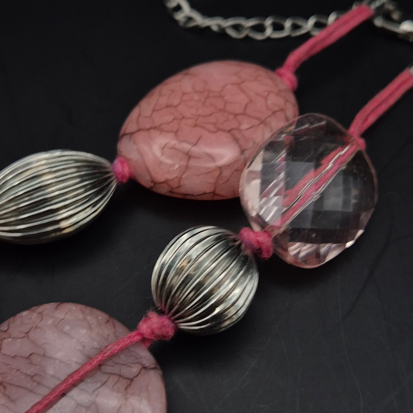 Moderne Damen Halskette – Verspieltes Design mit Rosa Schmucksteinen