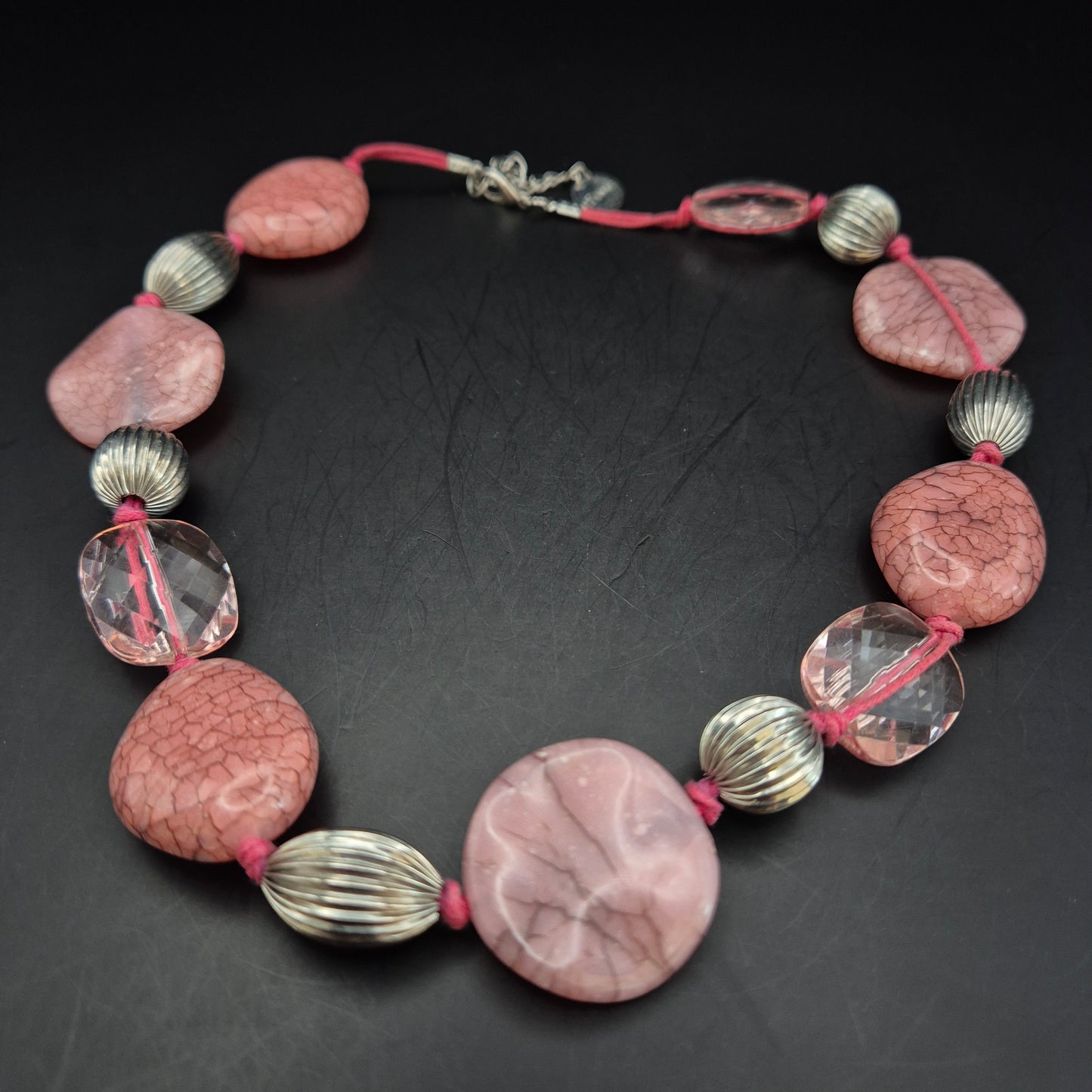 Moderne Damen Halskette – Verspieltes Design mit Rosa Schmucksteinen