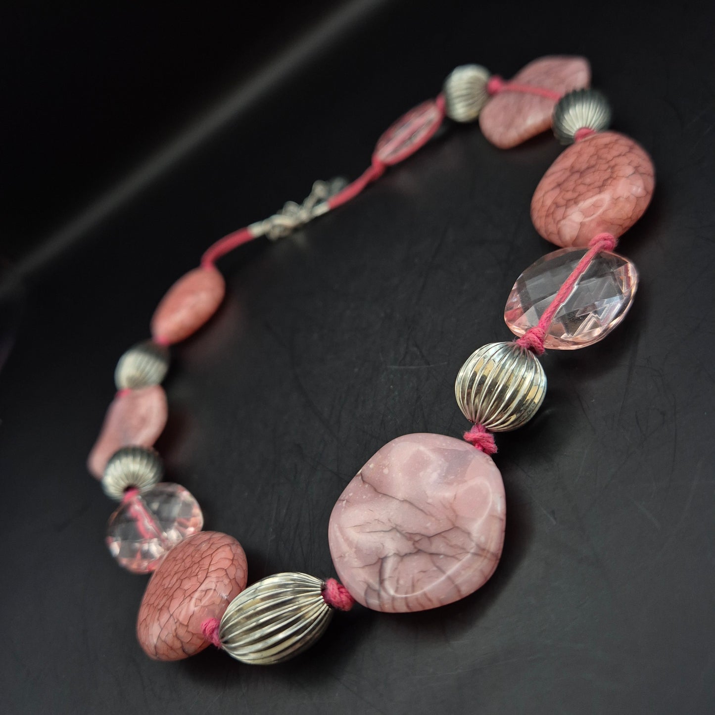 Moderne Damen Halskette – Verspieltes Design mit Rosa Schmucksteinen