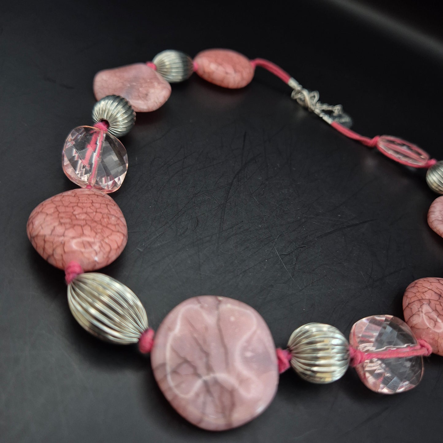 Moderne Damen Halskette – Verspieltes Design mit Rosa Schmucksteinen