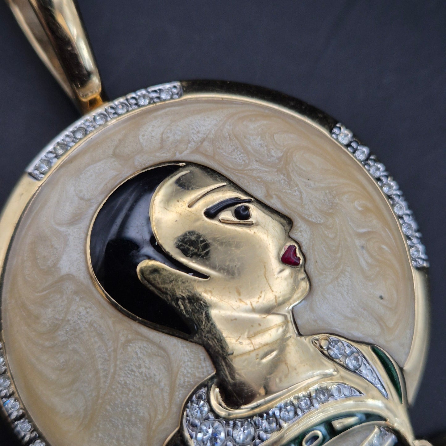 Elegante Damen Brosche & Anhänger – Art Déco Porträt mit Emaille und Strass