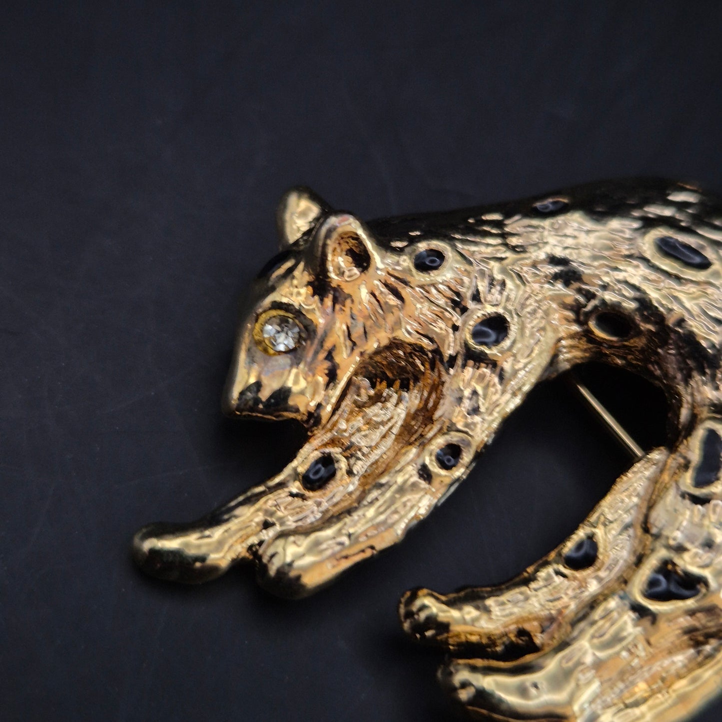 Exklusive Leopard Brosche mit Emaille & Kristallen – Goldfarbenes Design