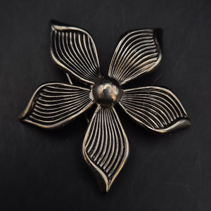 Elegante Blumen Brosche in Silber-Optik – Vintage Stil für Damen