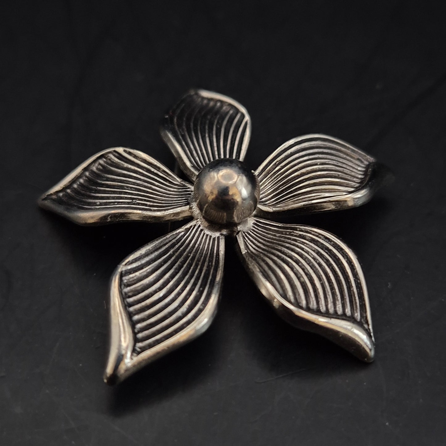 Elegante Blumen Brosche in Silber-Optik – Vintage Stil für Damen