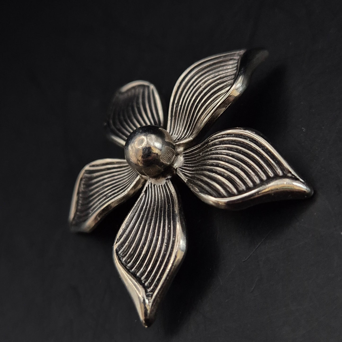 Elegante Blumen Brosche in Silber-Optik – Vintage Stil für Damen