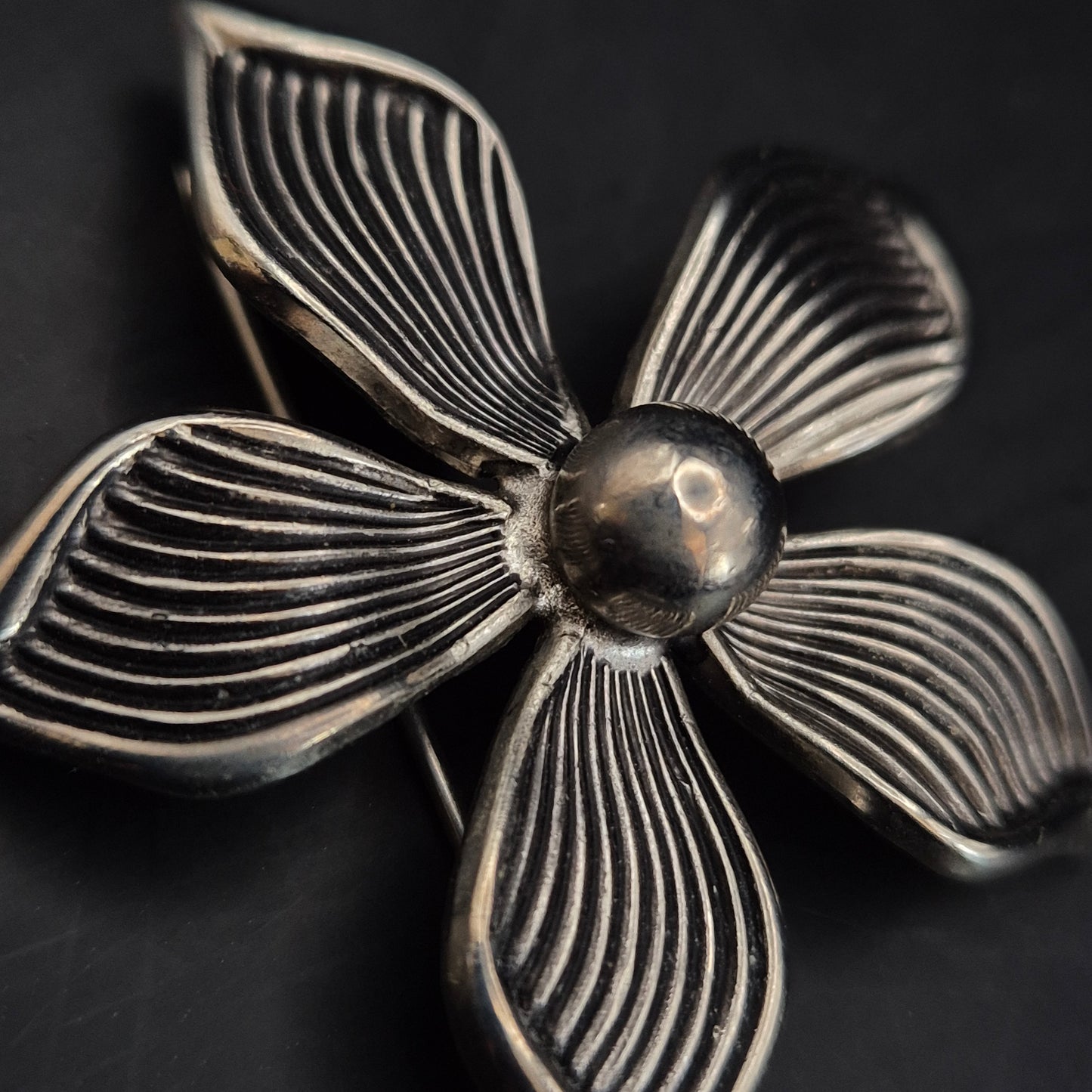 Elegante Blumen Brosche in Silber-Optik – Vintage Stil für Damen