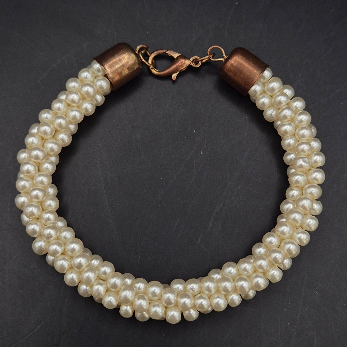 Elegantes Perlen Armband – Klassisches Design mit Kupfer-Optik