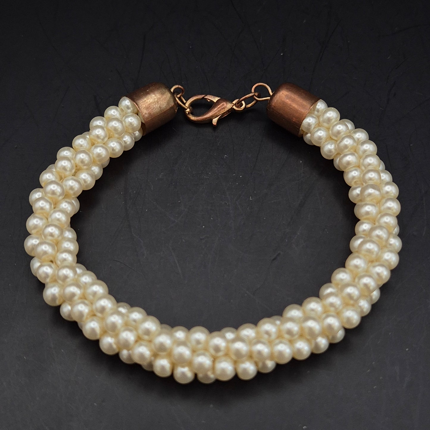 Elegantes Perlen Armband – Klassisches Design mit Kupfer-Optik