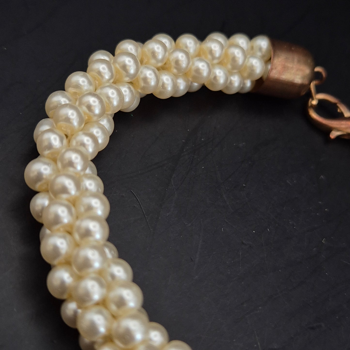 Elegantes Perlen Armband – Klassisches Design mit Kupfer-Optik