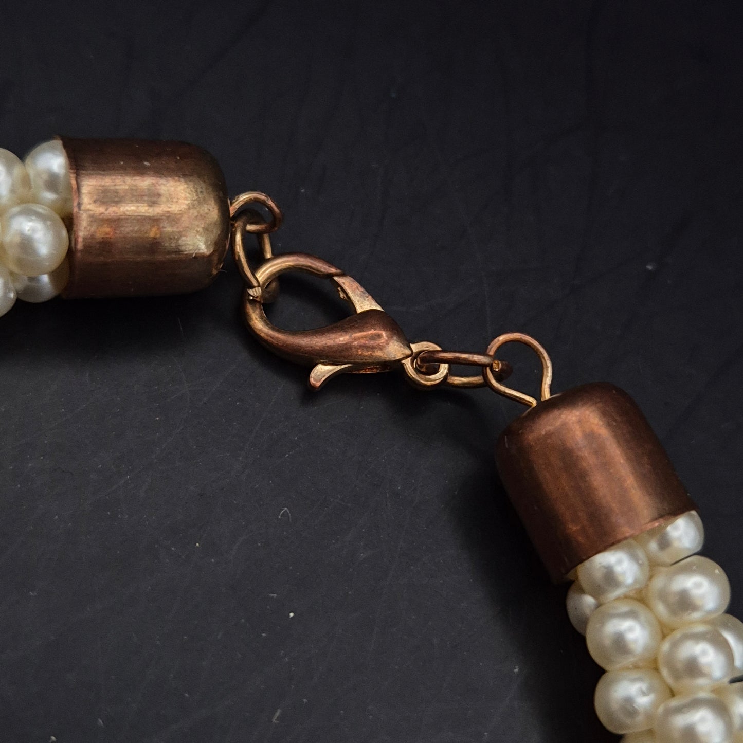 Elegantes Perlen Armband – Klassisches Design mit Kupfer-Optik