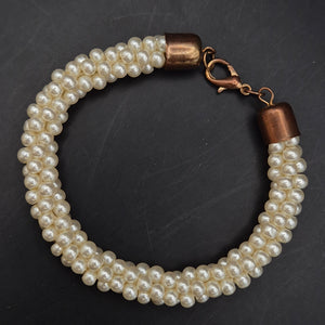 Elegantes Perlen Armband – Klassisches Design mit Kupfer-Optik